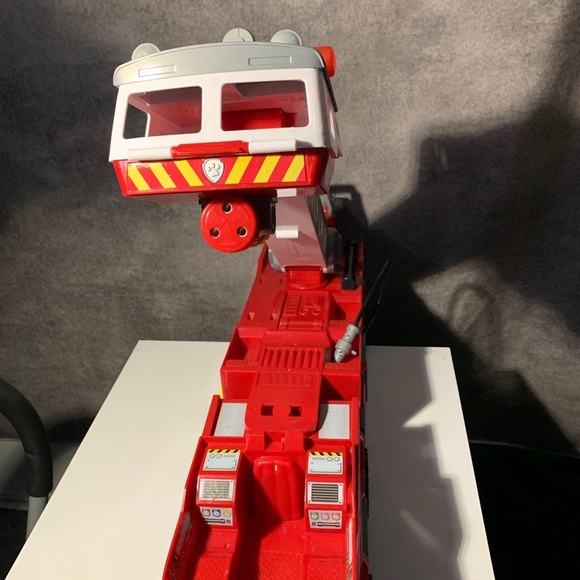 Paw Patrol Ultimate Rescue Fire Truck  Extendable 2ft Ladder Lights Siren - Picture 3 of 11